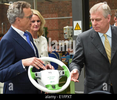 Wolfsburg, Germania. 03 Giugno, 2014. Il principe Andréj (2-L), il Duca di York, è mostrato le ruote di sterzo di una Bentley dal CEO di Bentley Wolfgang Duerheimer presso lo stabilimento della Volkswagen a Wolfsburg, in Germania, 03 giugno 2014. Il figlio della regina inglese si è recato in visita in Bassa Sassonia Il 03 e 04 giugno 2014. Foto: HOLGER HOLLEMANN/dpa/Alamy Live News Foto Stock