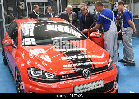 Wolfsburg, Germania. 03 Giugno, 2014. Il principe Andréj (2-L), il Duca di York, viene mostrata una VW Golf GTI da due dipendenti VW, VW testa di produzione Michael Macht (5-L) e VW CHRO Horst Neumann (4-L) presso lo stabilimento della Volkswagen a Wolfsburg, in Germania, 03 giugno 2014. Il figlio della regina inglese si è recato in visita in Bassa Sassonia Il 03 e 04 giugno 2014. Foto: HOLGER HOLLEMANN/dpa/Alamy Live News Foto Stock