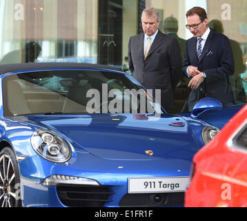 Wolfsburg, Germania. 03 Giugno, 2014. Il principe Andréj (L), il Duca di York, visita lo stabilimento della Volkswagen con VW capo della produzione Michael Macht e viene mostrata una Porsche 911 Targa in Wolfsburg, Germania, 03 giugno 2014. Il figlio della regina inglese si è recato in visita in Bassa Sassonia Il 03 e 04 giugno 2014. Foto: HOLGER HOLLEMANN/dpa/Alamy Live News Foto Stock