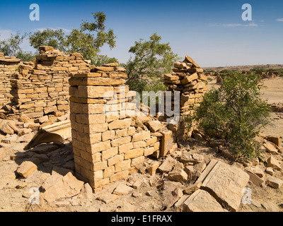 India Rajasthan, Jaisalmer, Kuldhara villaggio abbandonato nel deserto di Thar, le pareti di casa in rovina Foto Stock