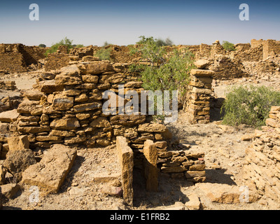 India Rajasthan, Jaisalmer, Kuldhara villaggio abbandonato nel deserto di Thar, le pareti di casa in rovina Foto Stock