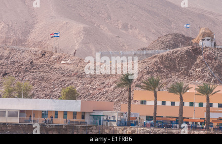 Il confine Israeli-Egyptian vicino a Taba. Un post israeliano sulla destra, egiziano post sulla sinistra e il checkpoint di seguito. Foto Stock