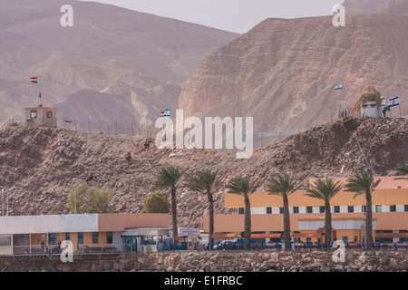 Il confine Israeli-Egyptian vicino a Taba. Un post israeliano sulla destra, egiziano post sulla sinistra e il checkpoint di seguito. Foto Stock