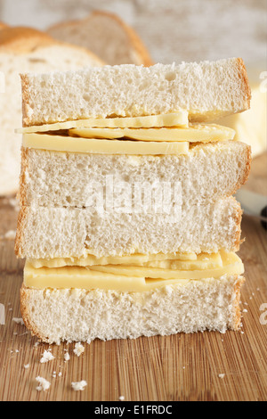 Stile rustico tagliato a mano il formaggio Cheddar sandwich made con pane fatto in casa Foto Stock