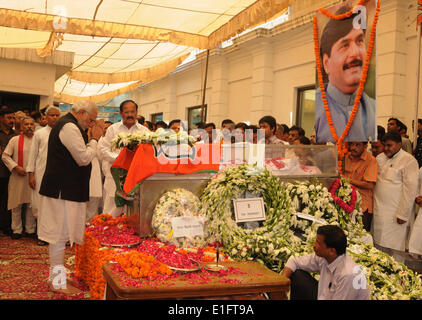 New Delhi, India. Il 3 giugno, 2014. Primo Ministro indiano Narendra Modi (L) rende omaggio al corpo di indiani lo sviluppo rurale il Ministro Gopinath Munde in New Delhi, India, 3 giugno 2014. Indiana per lo sviluppo rurale il Ministro Gopinath Munde morì di pregiudizio subito in un incidente stradale nella capitale nazionale Martedì, un alto funzionario di polizia ha detto. Credito: Partha Sarkar/Xinhua/Alamy Live News Foto Stock