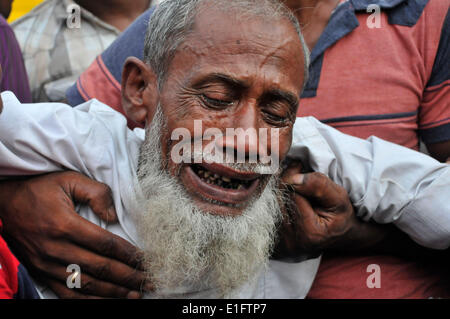 Dacca, Arabia Saudita. 13 Maggio, 2014. Un parente di una vittima piange dopo i corpi dei migranti del Bangladesh sono arrivati a Hazrat Shahjalal International Airport dall Arabia Saudita a Dhaka, nel Bangladesh, 3 giugno 2014. Almeno nove cittadini del Bangladesh sono stati uccisi in un incidente di fuoco ad una fabbricazione di mobili fabbrica in Riyadh, la capitale dell'Arabia Saudita, 13 maggio 2014. © Shariful Islam/Xinhua/Alamy Live News Foto Stock