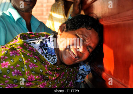 Dacca, Arabia Saudita. 13 Maggio, 2014. Un parente di una vittima piange dopo i corpi dei migranti del Bangladesh sono arrivati a Hazrat Shahjalal International Airport dall Arabia Saudita a Dhaka, nel Bangladesh, 3 giugno 2014. Almeno nove cittadini del Bangladesh sono stati uccisi in un incidente di fuoco ad una fabbricazione di mobili fabbrica in Riyadh, la capitale dell'Arabia Saudita, 13 maggio 2014. © Shariful Islam/Xinhua/Alamy Live News Foto Stock