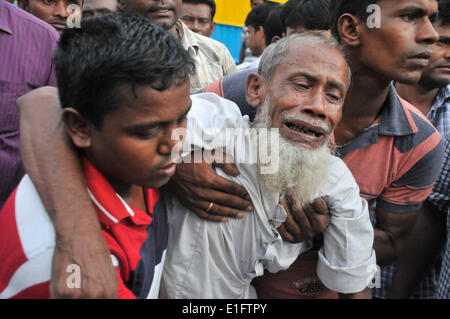 Dacca, Arabia Saudita. 13 Maggio, 2014. Un parente di una vittima piange dopo i corpi dei migranti del Bangladesh sono arrivati a Hazrat Shahjalal International Airport dall Arabia Saudita a Dhaka, nel Bangladesh, 3 giugno 2014. Almeno nove cittadini del Bangladesh sono stati uccisi in un incidente di fuoco ad una fabbricazione di mobili fabbrica in Riyadh, la capitale dell'Arabia Saudita, 13 maggio 2014. © Shariful Islam/Xinhua/Alamy Live News Foto Stock