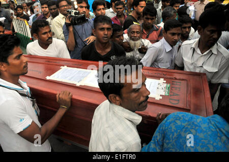 Dacca, Arabia Saudita. 13 Maggio, 2014. Coloro che portano la bara di una vittima dopo i corpi dei migranti del Bangladesh sono arrivati a Hazrat Shahjalal International Airport dall Arabia Saudita a Dhaka, nel Bangladesh, 3 giugno 2014. Almeno nove cittadini del Bangladesh sono stati uccisi in un incidente di fuoco ad una fabbricazione di mobili fabbrica in Riyadh, la capitale dell'Arabia Saudita, 13 maggio 2014. © Shariful Islam/Xinhua/Alamy Live News Foto Stock