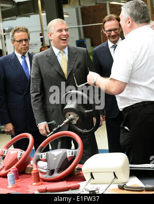 Wolfsburg, Germania. 03 Giugno, 2014. Il principe Andréj (2-L), il Duca di York, è mostrato le ruote di sterzo di una Bentley da un dipendente di VW con il CEO di Bentley Wolfgang Duerheimer (L) e la produzione di VW Presidente Michael Macht (2-R) presso lo stabilimento della Volkswagen a Wolfsburg, in Germania, 03 giugno 2014. Il figlio della regina inglese si è recato in visita in Bassa Sassonia Il 03 e 04 giugno 2014. Foto: HOLGER HOLLEMANN/dpa/Alamy Live News Foto Stock