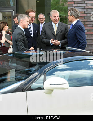 Wolfsburg, Germania. 03 Giugno, 2014. Il principe Andréj (2-R), il Duca di York, parla con il CEO di Bentley Wolfgang Duerheimer (R) e la produzione di VW Presidente Michael Macht (2-L) presso lo stabilimento della Volkswagen a Wolfsburg, in Germania, 03 giugno 2014. Il figlio della regina inglese si è recato in visita in Bassa Sassonia Il 03 e 04 giugno 2014. Foto: HOLGER HOLLEMANN/dpa/Alamy Live News Foto Stock