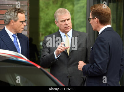 Wolfsburg, Germania. 03 Giugno, 2014. Il principe Andréj (C, il Duca di York, parla con il CEO di Bentley Wolfgang Duerheimer (L) e la produzione di VW Presidente Michael Macht presso lo stabilimento della Volkswagen a Wolfsburg, in Germania, 03 giugno 2014. Il figlio della regina inglese si è recato in visita in Bassa Sassonia Il 03 e 04 giugno 2014. Foto: HOLGER HOLLEMANN/dpa/Alamy Live News Foto Stock