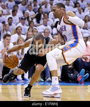 31 maggio 2014 - Oklahoma City, Oklahoma, Stati Uniti d'America - San Antonio Spurs' Tony Parker sembra per camera intorno a Oklahoma City Thunder di Russell Westbrook durante la prima metà azione nel gioco 6 del Western Conference finals Sabato 31 Maggio, 2014 a Chesapeake Energy Arena in Oklahoma City, OK. (Credito Immagine: © San Antonio Express-News/ZUMAPRESS.com) Foto Stock