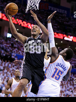 31 maggio 2014 - Oklahoma City, Oklahoma, Stati Uniti d'America - San Antonio Spurs' Boris Diaw germogli intorno a Oklahoma City Thunder è Reggie Jackson durante la prima metà azione nel gioco 6 del Western Conference finals Sabato 31 Maggio, 2014 a Chesapeake Energy Arena in Oklahoma City, OK. (Credito Immagine: © San Antonio Express-News/ZUMAPRESS.com) Foto Stock