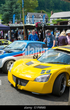 Vetture sportive nel paddock a Shelsley Walsh motor racing hill climb Worcestershire Inghilterra Foto Stock