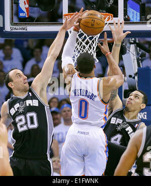 31 maggio 2014 - Oklahoma City, Oklahoma, Stati Uniti d'America - San Antonio Spurs' Manu Ginobili e Danny Green difendere Oklahoma City Thunder di Russell Westbrook durante la prima metà azione nel gioco 6 del Western Conference finals Sabato 31 Maggio, 2014 a Chesapeake Energy Arena in Oklahoma City, OK. (Credito Immagine: © San Antonio Express-News/ZUMAPRESS.com) Foto Stock