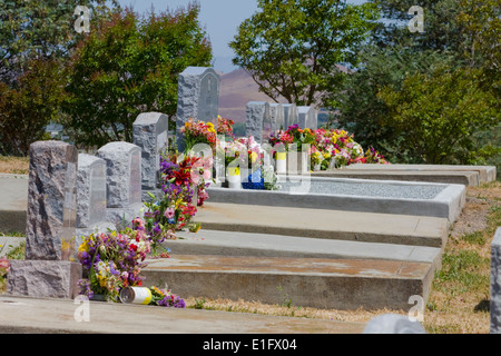 Una fila di tombe con fiori in un cimitero di San Juan Bautista, California Foto Stock