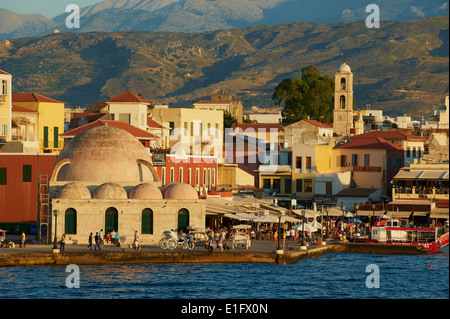 La Grecia, Creta isola, Chania, porto veneziano e moschea turca Foto Stock