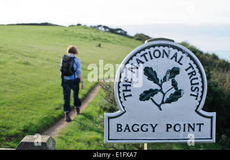 Un viandante con il Sud Ovest sentiero costiero sul punto larghi vicino a Croyde in North Devon. Foto Stock