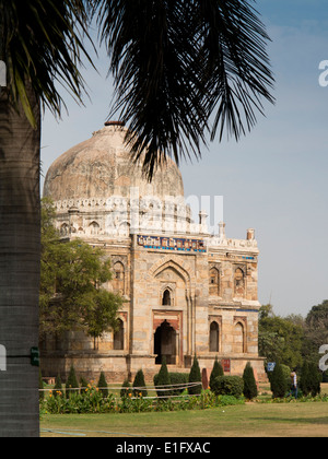 India, Nuova Delhi, Lodhi Gardens, Bara Gumbad tomba con antiche piastrelle blu entrata sopra Foto Stock