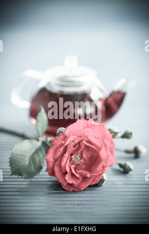 Tè freschi da petali di rosa sul tavolo di legno Foto Stock