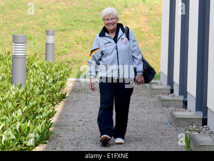 Duesseldorf, Germania. 02Giugno, 2014. Esclusivo - Ping-pong player Marianne Blasberg (84) arriva al ping pong Leistungszentrum a Duesseldorf in Germania, 02 giugno 2014. Ha giocato per TV Friedrichstaedter Duesseldorf e divenne il campione del mondo in singoli in questa classe di età (80-84) al XVII campionati del mondo di ping pong ad Auckland, in Nuova Zelanda tra il 12 e 17 maggio 2014. Ha vinto il bronzo in doppie. Foto: HORST OSSINGER/dpa/Alamy Live News Foto Stock