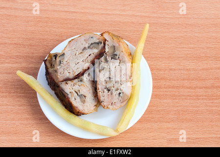 Grigliate barbecue quarti di pollo su un tagliere Foto Stock