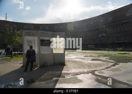 Partito nazista Rally motivi a Norimberga: ospite studiando una scheda di informazioni nel cortile 2014/05/14 Foto Stock