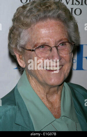 1 maggio 2014 - Emmy-winning attrice ANN BRADFORD DAVIS, che divenne il paese preferito di governante come devoti Alice Nelson di "Brady bunch" è morto domenica 1 maggio 2014 presso un ospedale San Antonio , dopo aver subito un calo a casa sua sabato. Ella era 88. Nella foto - il 12 marzo, 2004 - Hollywood, California, Stati Uniti - Ann B Davis a William S.Paley TV festival omaggio a Sherwood Schwartz a teatro DGA. © Milan Ryba/Globe foto/ZUMAPRESS.com/Alamy Live News Foto Stock