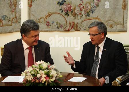 Varsavia, Polonia 3rd, giugno 2014 Presidente della Polonia Bronislaw Komorowski incontra il neo eletto Presidente dell'Ucraina Petro Poroshenko durante la sua prima visita estera dopo le elezioni. Foto Stock