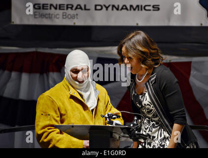 Providence, Rhode Island, Stati Uniti d'America. 2 Giugno 2014. Noi la First Lady Michelle Obama reagisce come Mathew scellino, un dipendente di General Dynamics barca elettrica, saldature la sua sigla su una piastra di metallo durante la chiglia cerimonia per la Virginia-class attack submarine PCU Illinois Giugno 2, 2014 a Providence, Rhode Island. Credito: Planetpix/Alamy Live News Foto Stock