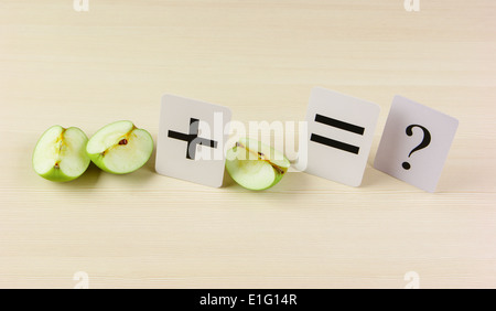 Tessera della scuola e apple con problemi matematici Foto Stock