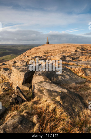 Stoodley Pike monumento alle guerre Napoleoniche impostata alta sulla brughiera di West Yorkshire. Foto Stock