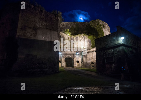 Sedan, Francia.Le fortificazioni e la porta sud del castello, oggi un hotel, sotto un cielo chiaro di luna. Foto Stock