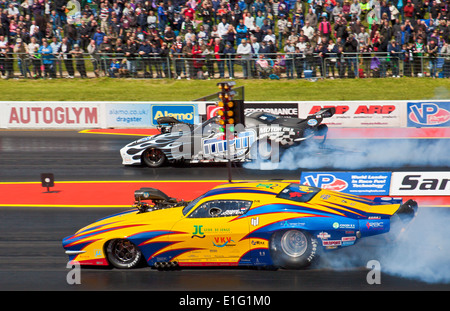 Pro Mod auto drag racing a Santa Pod. Robert Joosten nearside Marc Meihuizen lato lontano. Foto Stock