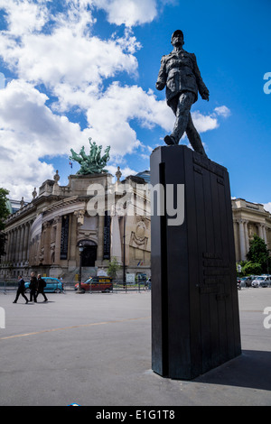 Parigi, Francia. Una statua che commemora l'ingresso di Charles de Gaulle nella città liberata di Parigi nell'agosto 1944 Foto Stock