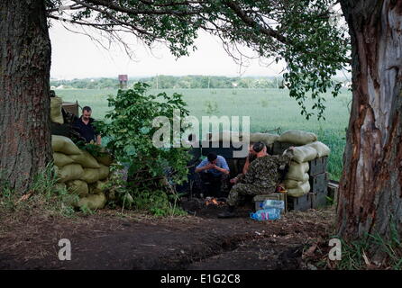 Donbas, Ucraina. Il 30 maggio 2014. Esercito ucraino paracadutisti riposo dopo patroling il territorio della regione di Donetsk © Sergii Kharchenko/NurPhoto/ZUMAPRESS.com/Alamy Live News Foto Stock