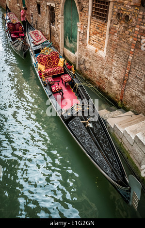 Tradizionale gondola a Venezia in attesa per i turisti Foto Stock