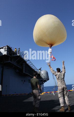 Stati Uniti Marine Corps Sgt. Matteo Despotes, un leader di squadra, e Lance Cpl. Johnny Ramirez, un operatore radio sia con il comando Foto Stock