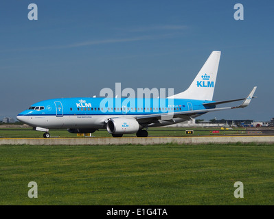 Il Boeing KLM 737-7K2 (WL), registrato PH-BGH, è esposto all'aeroporto di Schiphol nei Paesi Bassi. Questo aereo fa parte della flotta di KLM Royal Dutch Airlines, utilizzato per voli nazionali e internazionali. Foto Stock