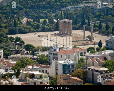 Tempio di Zeus Olimpio e Arco di Adriano, dal Partenone di Atene, Grecia Foto Stock