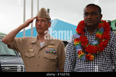 Stati Uniti Navy Capt. Thomas M. Negus, sinistra, il commodore di continuare promessa 2010 (CP 10), si erge con il presidente della Guyana Bharra Foto Stock