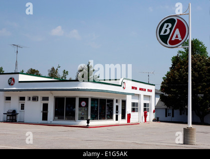 Un edificio restaurato del British American stazione di benzina sulla Highway 2 in Newtonville Ontario Canada utilizzato come una vendita all'asta camera Foto Stock