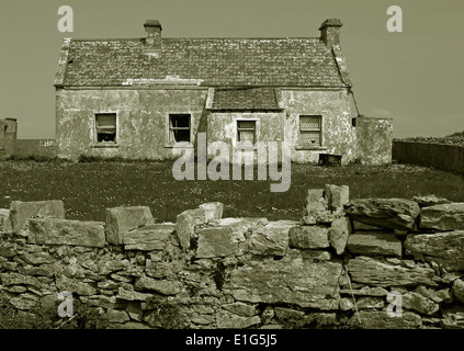 Un cottage in pietra e recinzione in Kilronan,Isole Aran,l'Irlanda Foto Stock