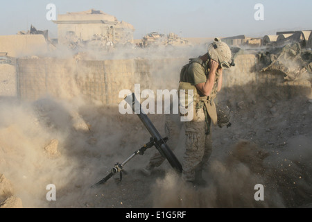 Un U.S. Incendi marino un mortaio round durante le operazioni di combattimento in avanti una base operativa Nolay, Afghanistan, Ottobre 19, 2010. Il Ma Foto Stock