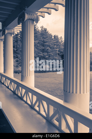 Portico frontale di un formale station wagon. Foto Stock