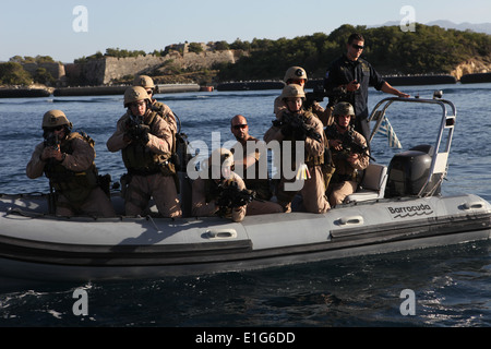 Stati Uniti Marines con la ventiseiesima Marine Expeditionary Unit?s marittimo le operazioni di intercettazione assault approccio di forza una nave sospetta Foto Stock