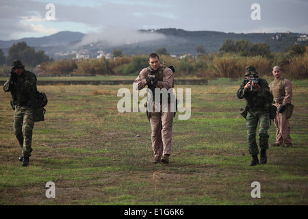 Il sergente Brian Clark con il ventiseiesimo Marine Expeditionary Unit marittimo della operazioni di intercettazione (MIO) forza di assalto modifiche m Foto Stock