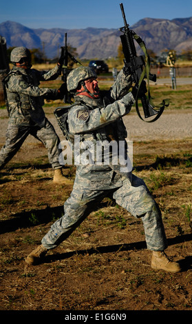 Stati Uniti Air Force Master Sgt. Doug Clayton, con il settantacinquesimo delle forze di sicurezza Squadron, pratiche di fucile delle tecniche di combattimento durante una c Foto Stock