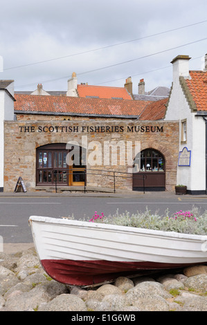 Piccolo fiore barca riempito nella parte anteriore della pesca scozzese museum di Anstruther, Fife Foto Stock